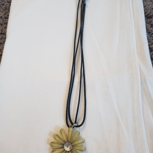 Flower necklace - Picture 2 of 2